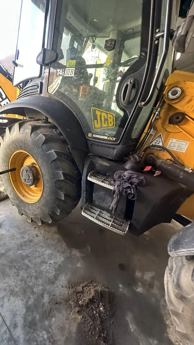 Zdjęcie 6 z naprawy — Naprawa zbiornika paliwa JCB 3CX — Bolesławiec