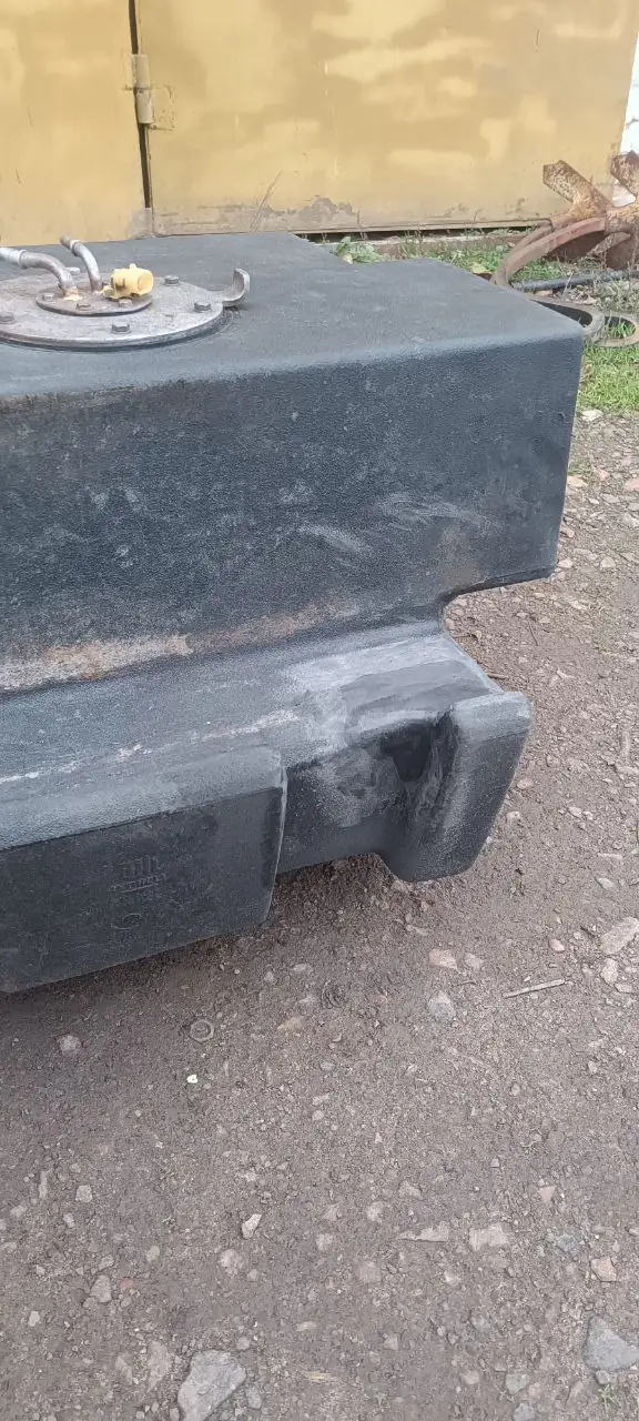 Zdjęcie 6 z naprawy — Naprawa zbiornika paliwa JCB — uszkodzenie na narożniku
