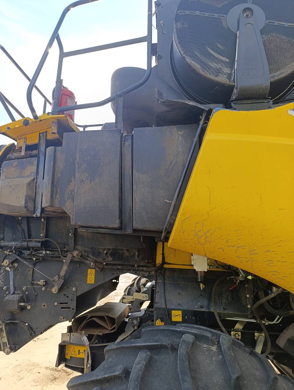 Zdjęcie 3 z naprawy — Naprawa zbiornika paliwa New Holland CR 9.80