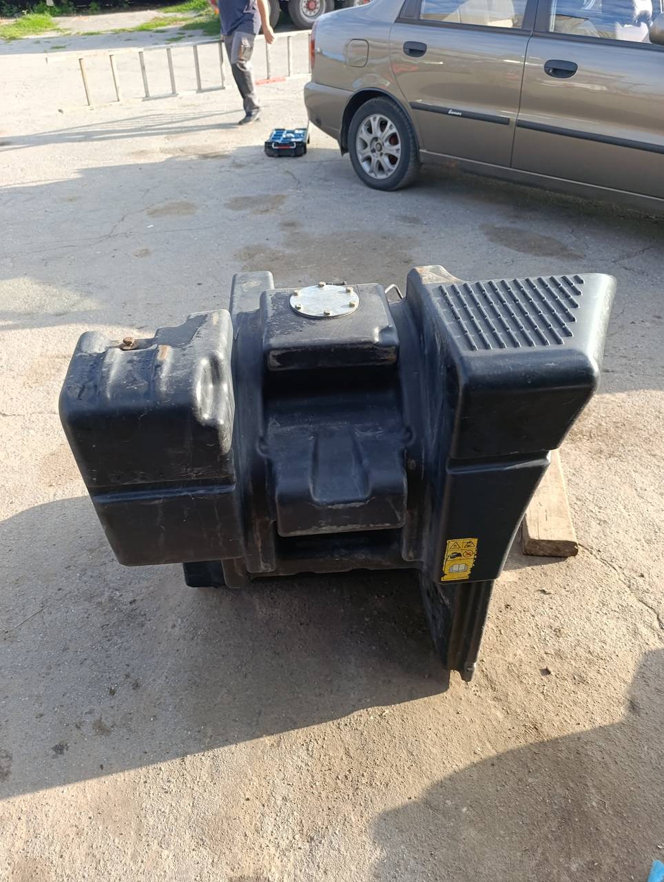 Zdjęcie 8 z naprawy — Naprawa zbiornika paliwa Fendt 936 — uszkodzone miejsce mocowania