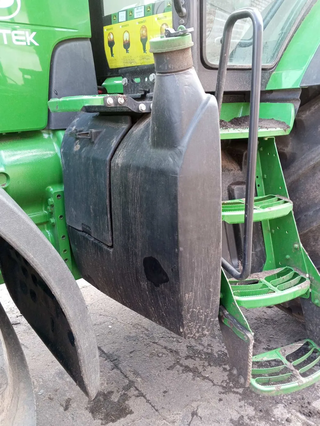 Zdjęcie 1 z naprawy — Naprawa zbiornika paliwa John Deere 8430 — przebicie