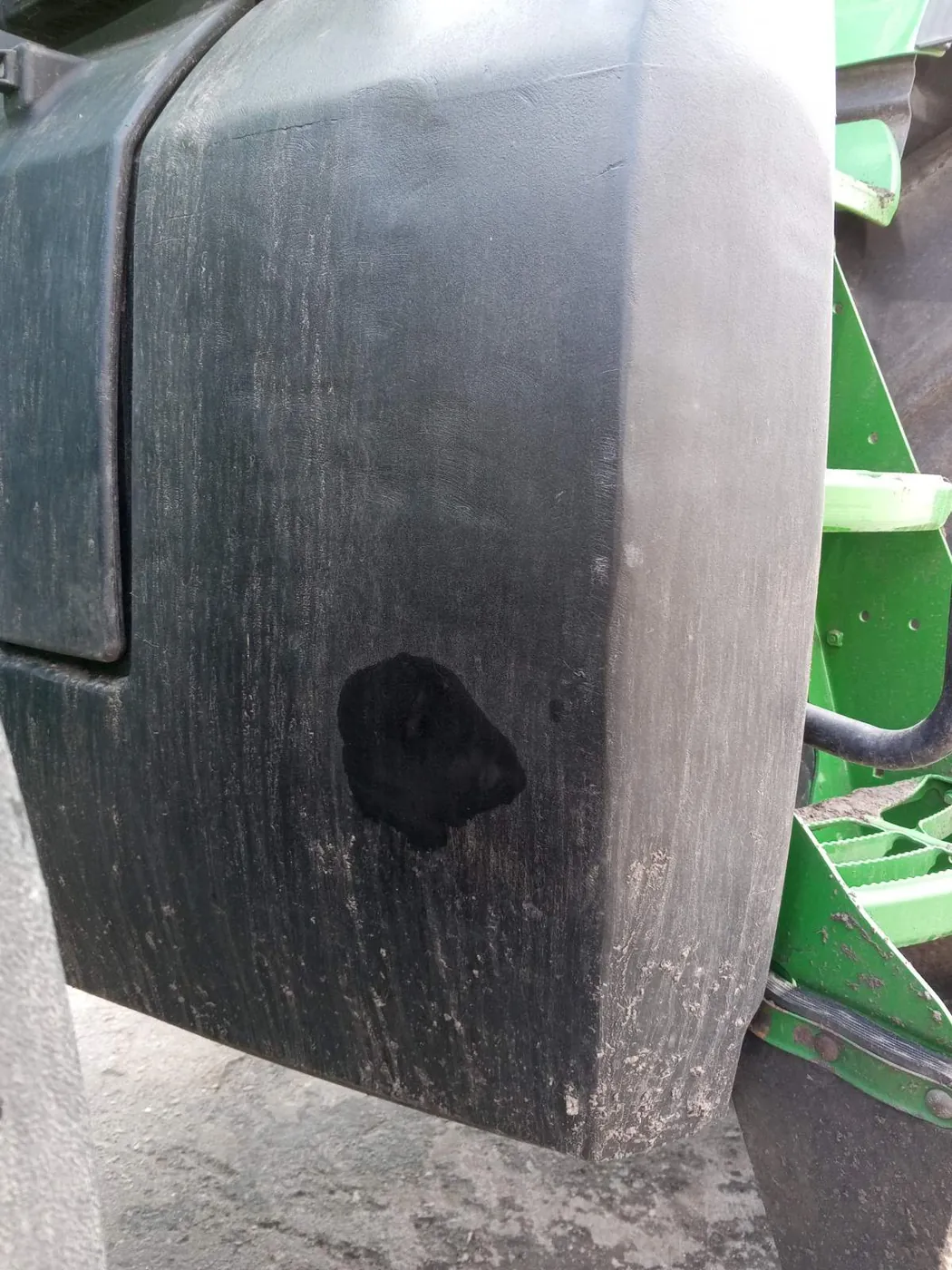 Zdjęcie 3 z naprawy — Naprawa zbiornika paliwa John Deere 8430 — przebicie