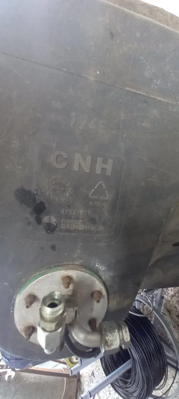 Zdjęcie 3 z naprawy — Naprawa zbiornika paliwa New Holland CX6090 — przetarcie w miejscu mocowania