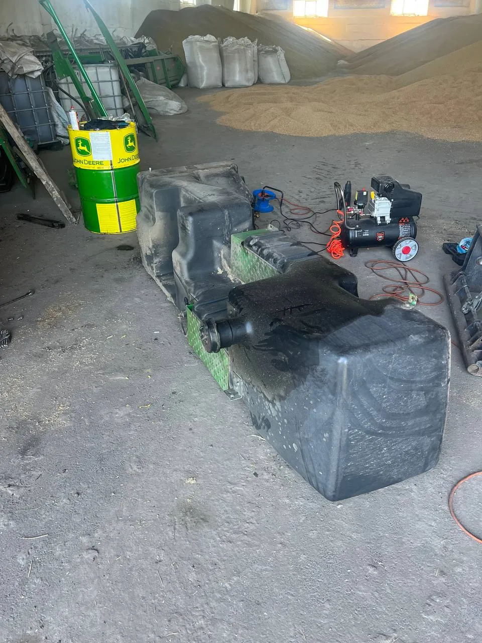 Zdjęcie 2 z naprawy — Naprawa zbiornika paliwa John Deere 9680