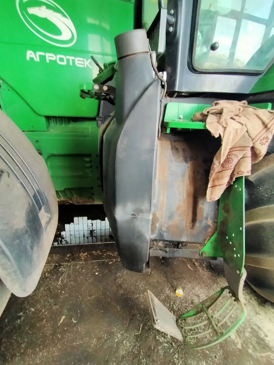 Zdjęcie 2 z naprawy — Naprawa zbiornika paliwa John Deere 8335 R — sierpień 2023