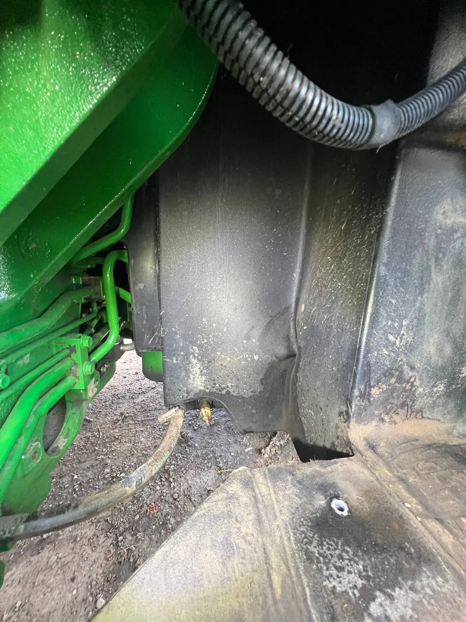 Zdjęcie 2 z naprawy — Naprawa zbiornika paliwa John Deere 8R370 — październik 2023