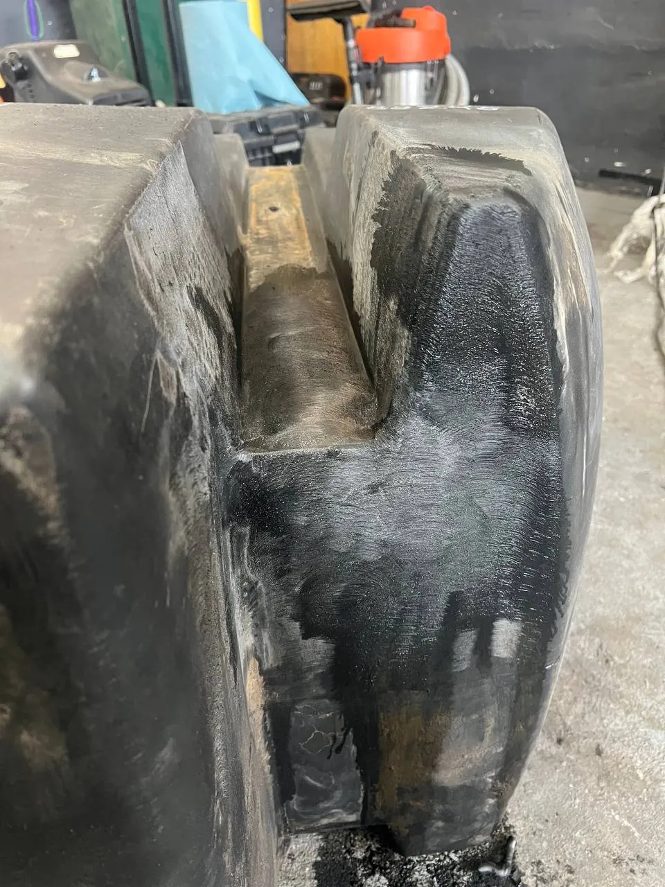 Zdjęcie 12 z naprawy — Naprawa zbiornika paliwa New Holland CX6090 — pęknięcia na spodzie zbiornika
