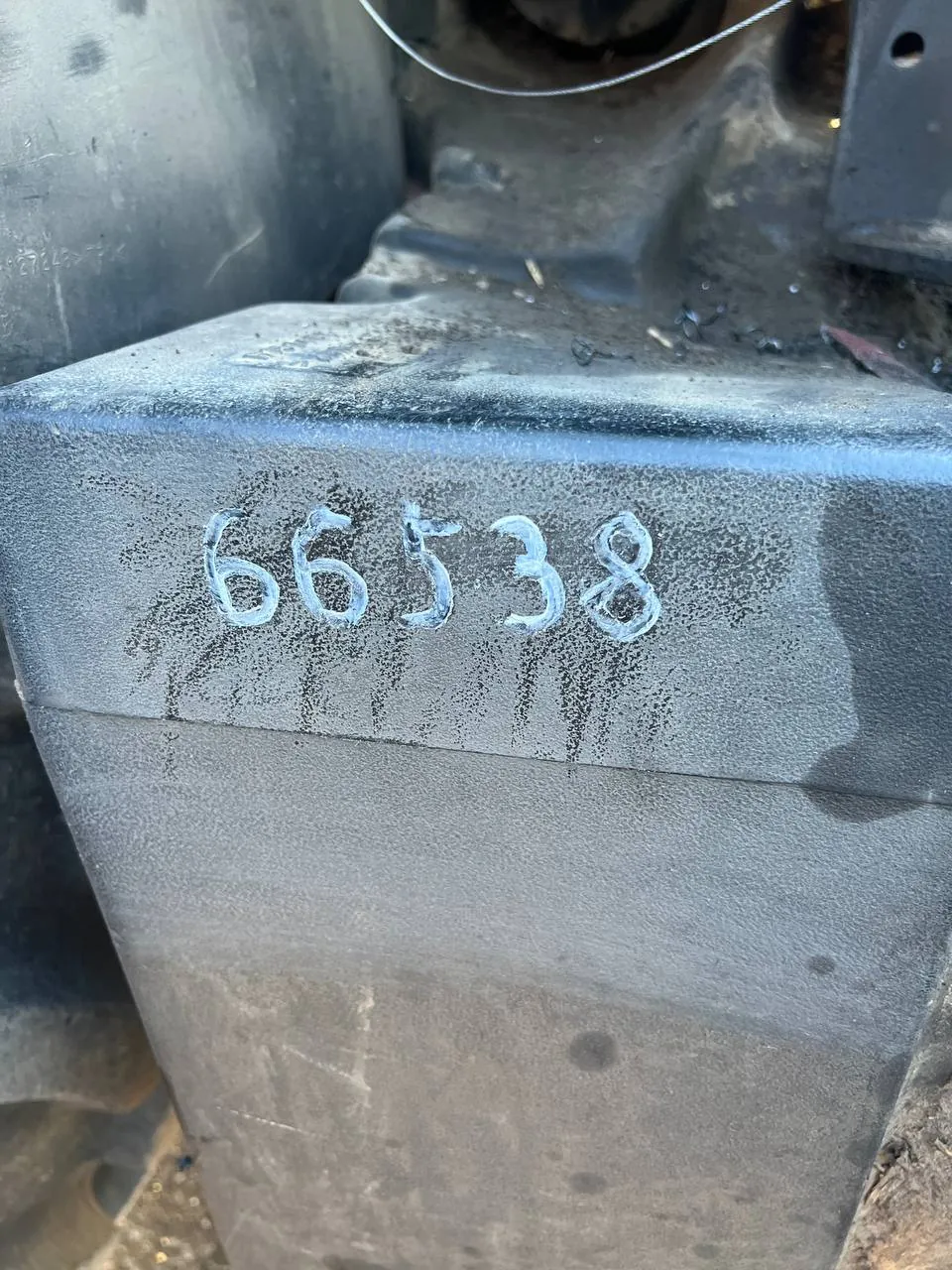 Zdjęcie 1 z naprawy — Naprawa zbiornika paliwa John Deere 8400 — przepalony pod rurą wydechową