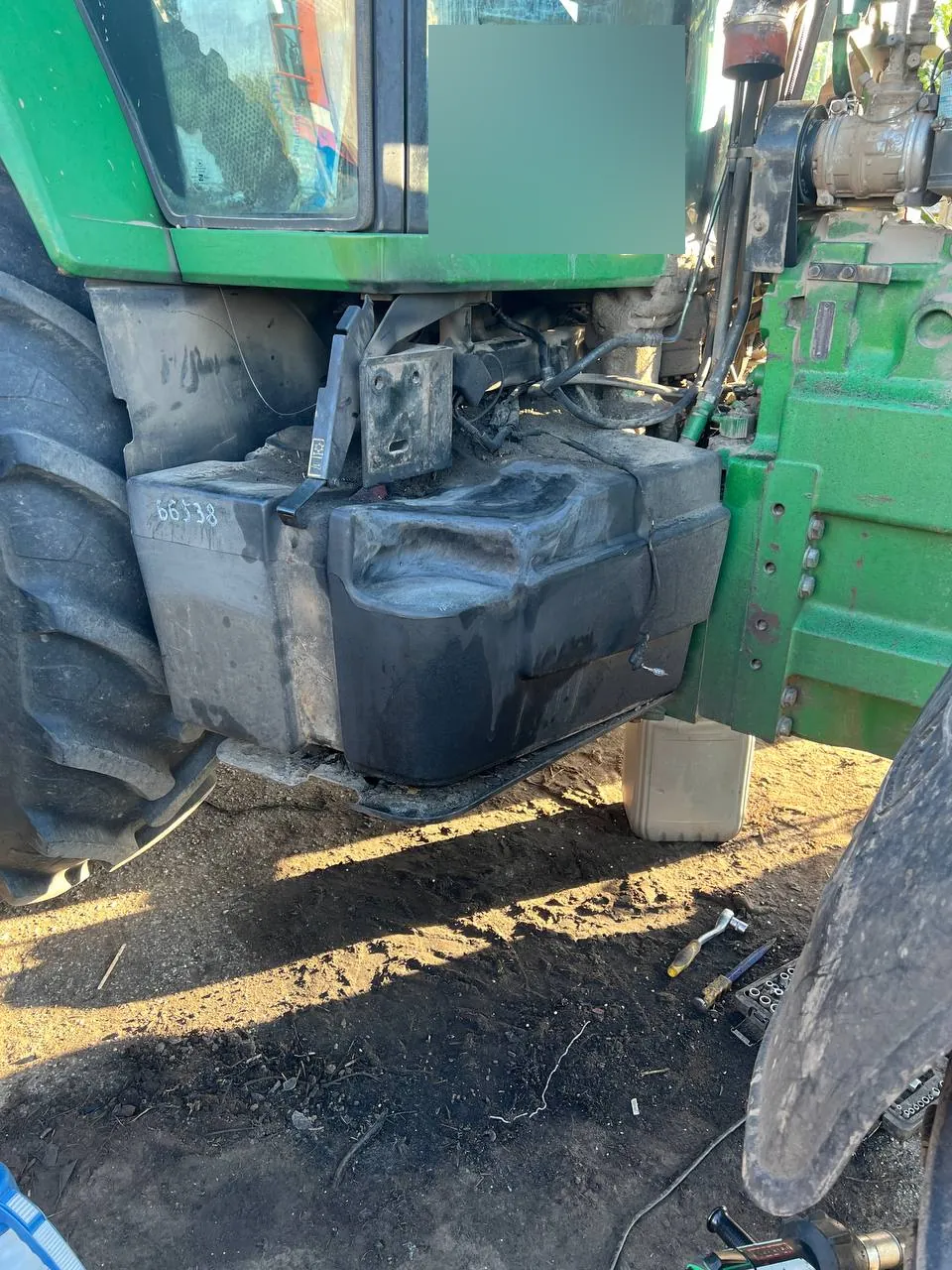 Zdjęcie 2 z naprawy — Naprawa zbiornika paliwa John Deere 8400 — przepalony pod rurą wydechową