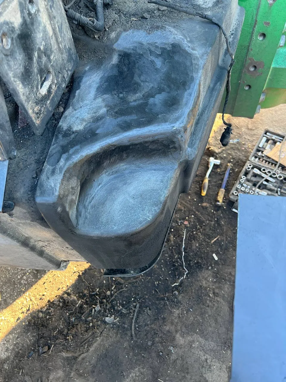 Zdjęcie 3 z naprawy — Naprawa zbiornika paliwa John Deere 8400 — przepalony pod rurą wydechową