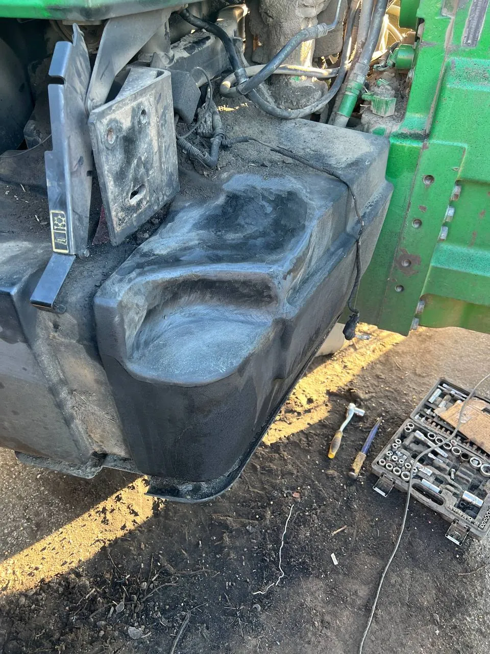 Zdjęcie 4 z naprawy — Naprawa zbiornika paliwa John Deere 8400 — przepalony pod rurą wydechową
