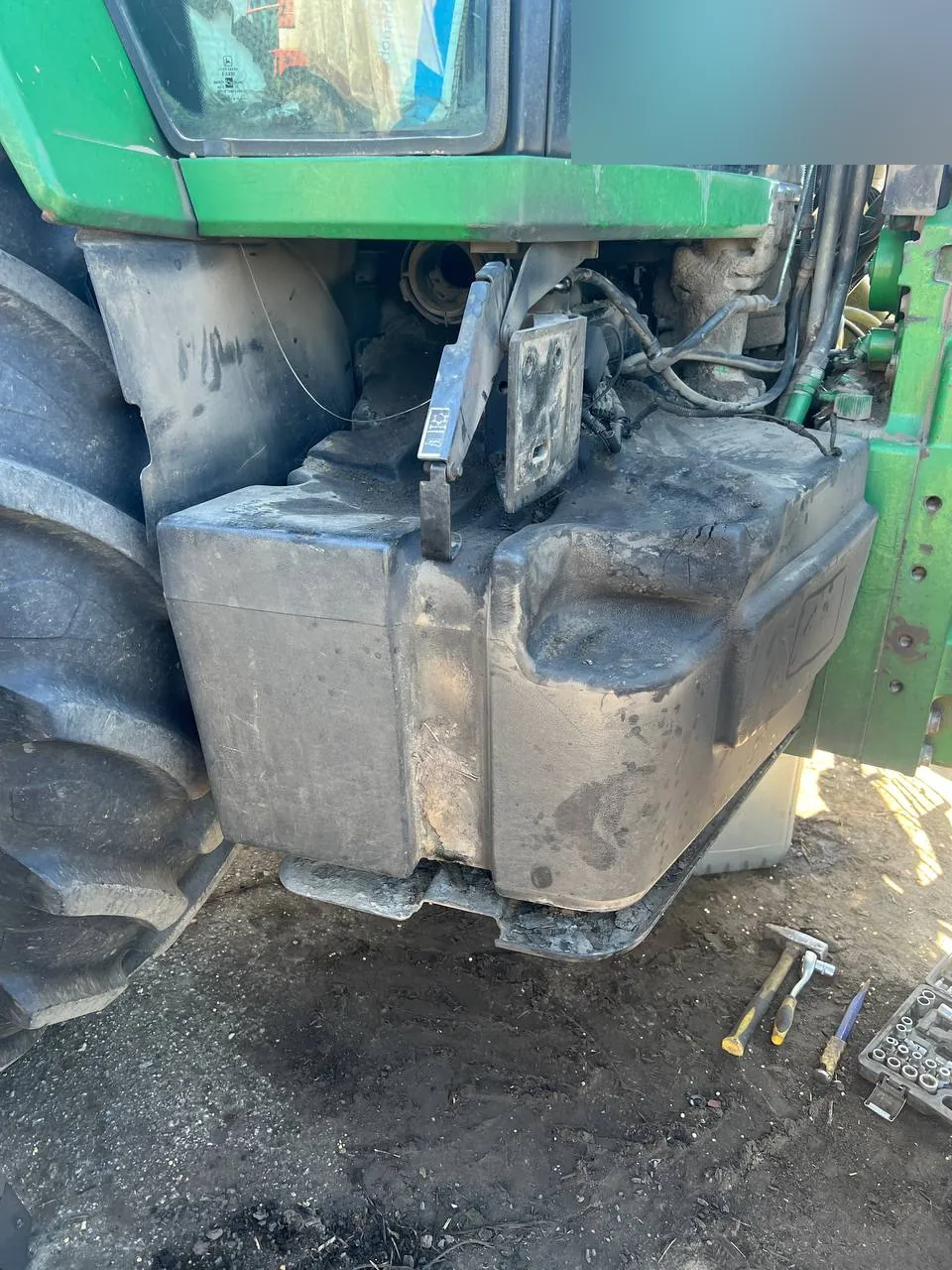Zdjęcie 5 z naprawy — Naprawa zbiornika paliwa John Deere 8400 — przepalony pod rurą wydechową