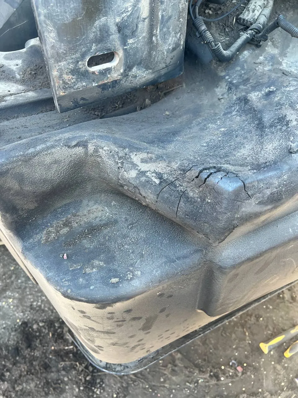 Zdjęcie 6 z naprawy — Naprawa zbiornika paliwa John Deere 8400 — przepalony pod rurą wydechową