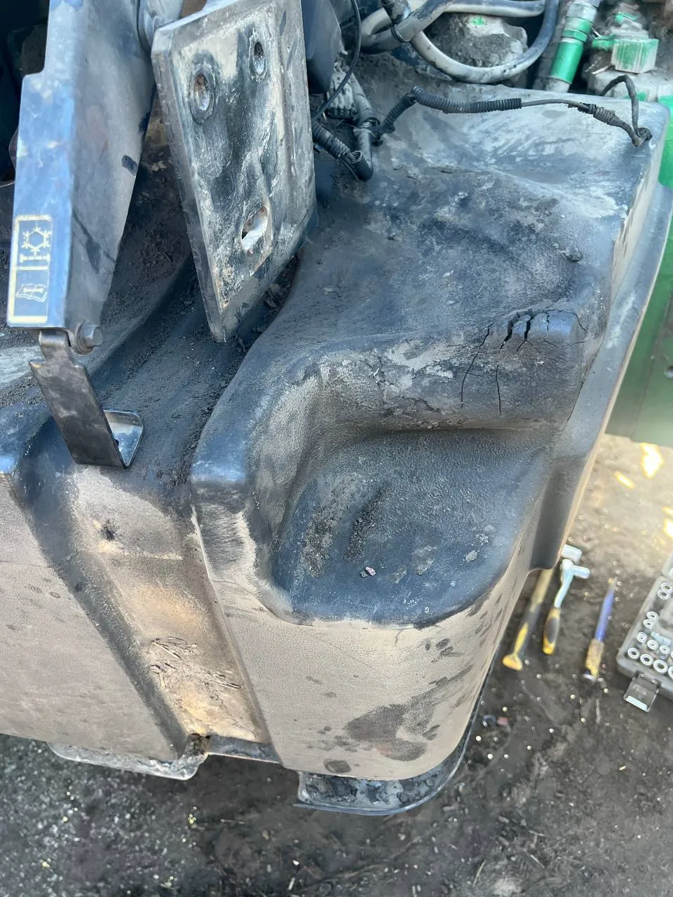 Zdjęcie 8 z naprawy — Naprawa zbiornika paliwa John Deere 8400 — przepalony pod rurą wydechową
