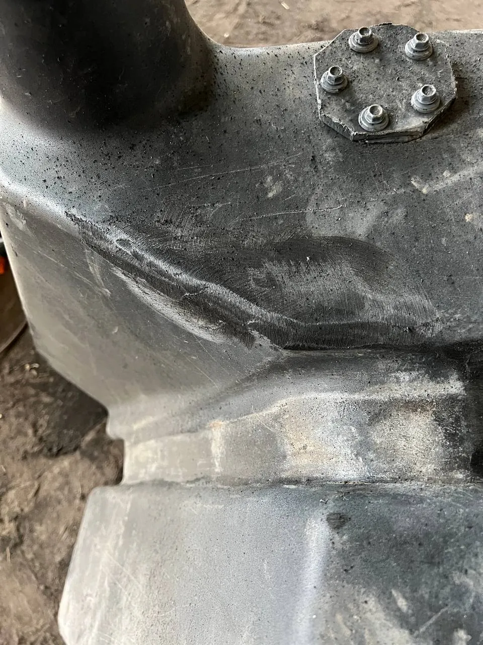 Zdjęcie 2 z naprawy — Naprawa zbiornika paliwa John Deere 6820