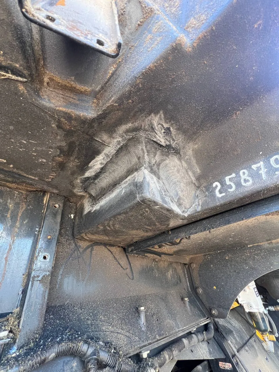 Zdjęcie 6 z naprawy — Naprawa zbiornika paliwa New Holland — pęknięcie na narożniku