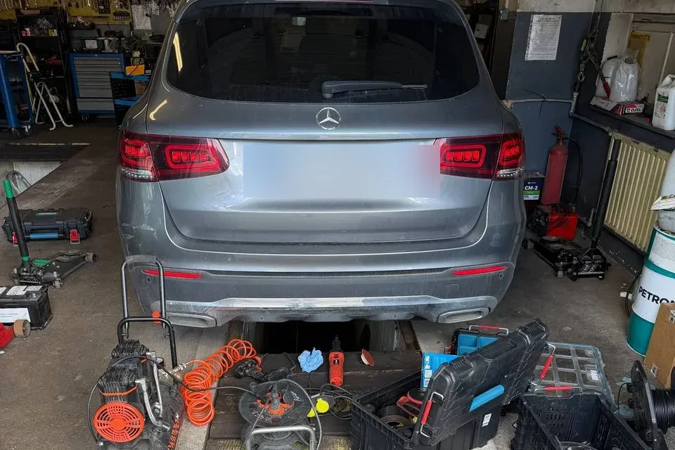 Mercedes-Benz GLC w warsztacie — przygotowanie do spawania plastikowego zbiornika paliwa