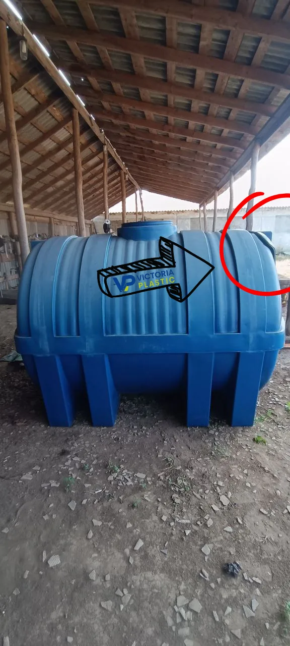 Pęknięty plastikowy zbiornik stacjonarny 10 m³ przed naprawą