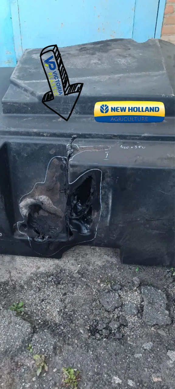 Przepalony zbiornik paliwa kombajnu New Holland po pożarze