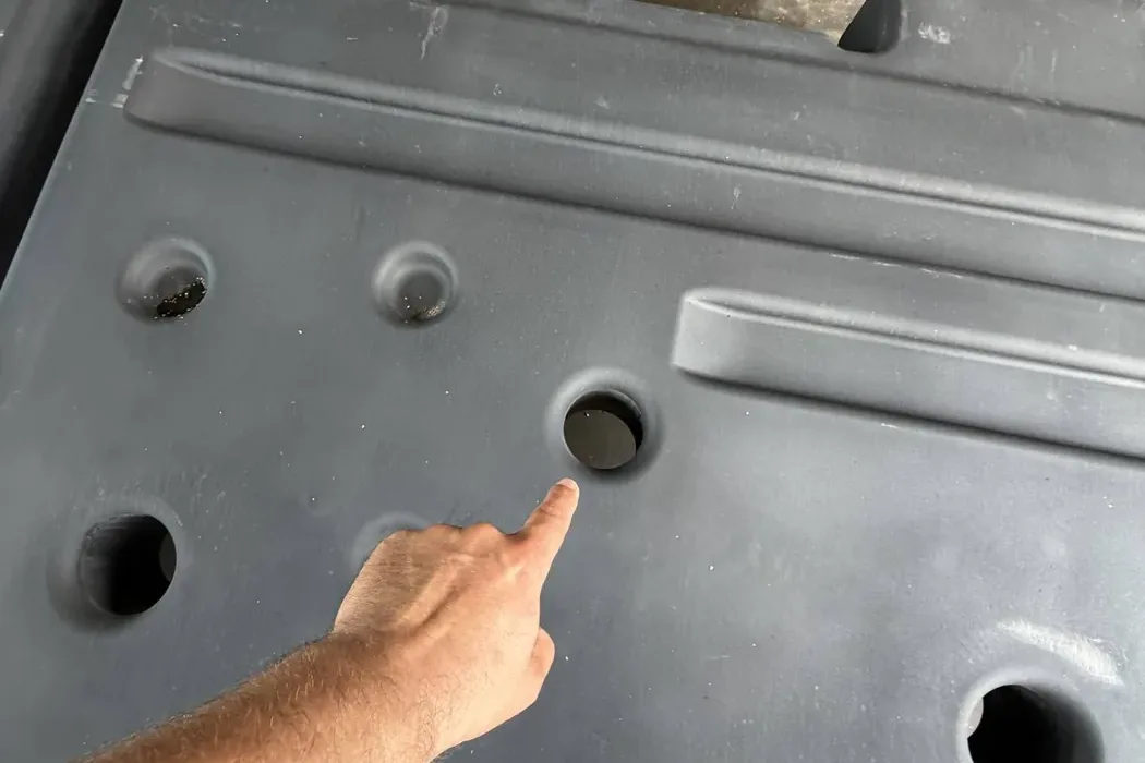 Uszkodzenie plastikowego zbiornika paliwa — zbliżenie przed spawaniem